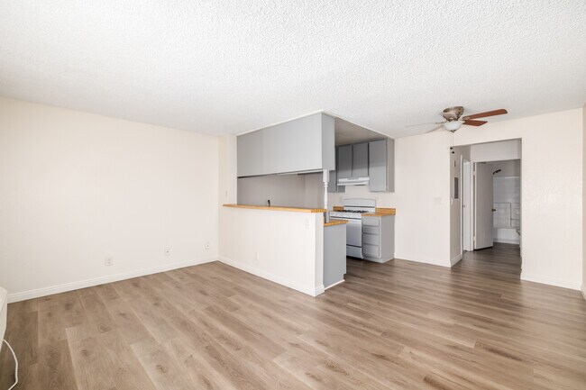 8541 Foothill Blvd in Sunland, CA - Building Photo - Interior Photo