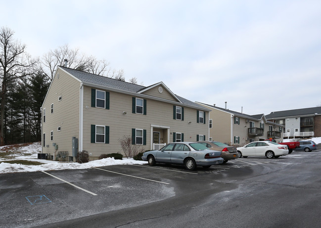 Serafini Village in Albany, NY - Foto de edificio - Building Photo