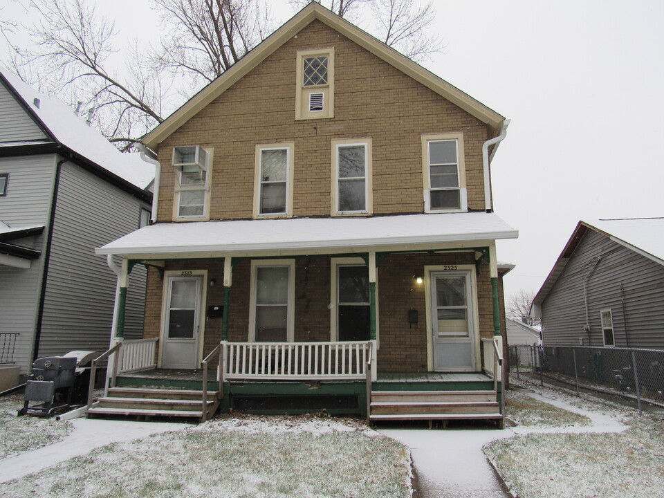 2325 McKinley Ave in Davenport, IA - Foto de edificio