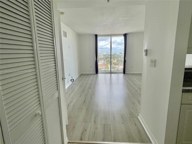 900 SW 8th St, Unit 1505 in Miami, FL - Foto de edificio - Building Photo