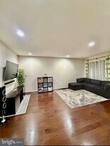 23689 Sailfish Square in Ashburn, VA - Building Photo