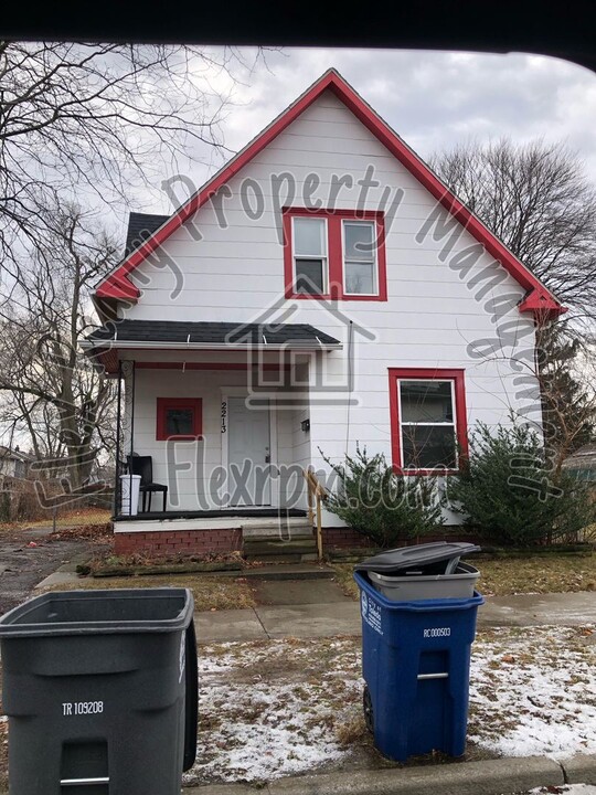 2213 Dana St in Toledo, OH - Building Photo