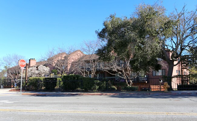 Deerfield Condominiums in Hayward, CA - Building Photo - Building Photo