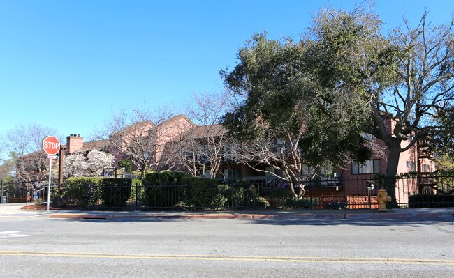 Deerfield Condominiums in Hayward, CA - Foto de edificio - Building Photo