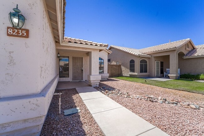 8235 W Eugie Ave in Peoria, AZ - Building Photo - Building Photo