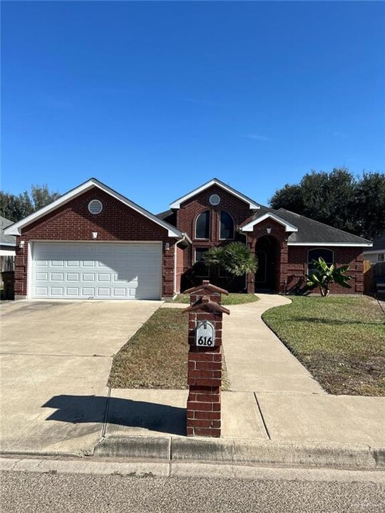 616 Santa Ana Ave in Edinburg, TX - Foto de edificio