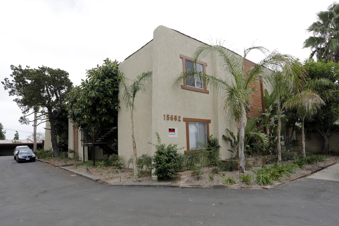 15662 S B St in Tustin, CA - Building Photo