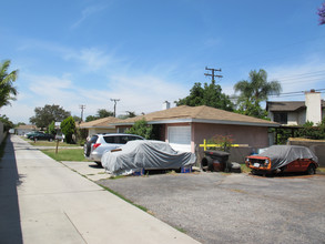 7824 Burns Ave in Downey, CA - Foto de edificio - Building Photo