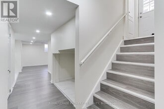 25 Aird Ct in Milton, ON - Building Photo - Building Photo