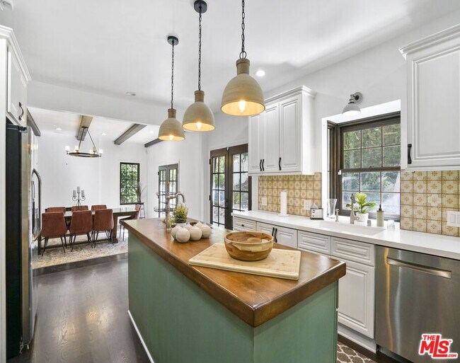 1110 N BEVERLY GLEN Blvd in Los Angeles, CA - Building Photo - Building Photo