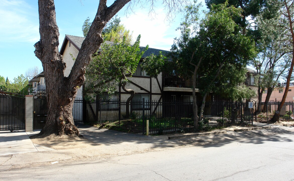 6948 Vesper Ave in Van Nuys, CA - Foto de edificio