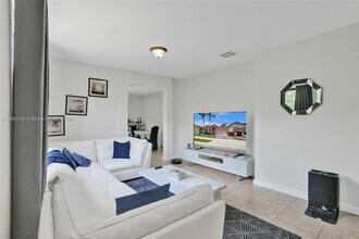 15385 SW 93rd Ln in Miami, FL - Foto de edificio - Building Photo