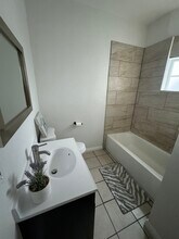 533 E 36th St in Los Angeles, CA - Foto de edificio - Building Photo