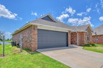 816 Lakeview Dr in Moore, OK - Building Photo - Building Photo