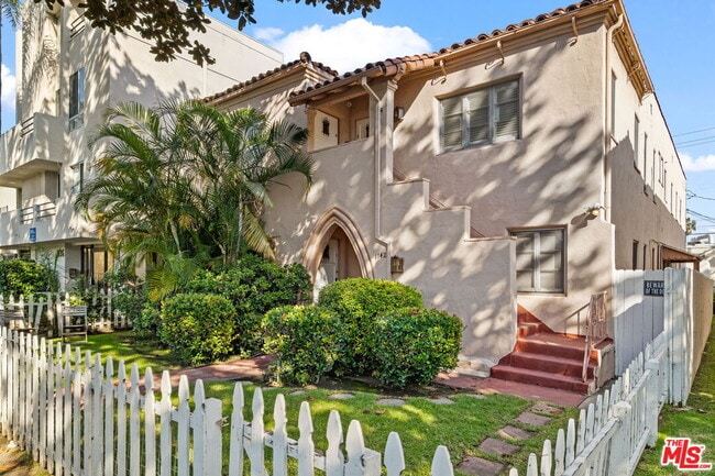 1142 S Clark Dr in Los Angeles, CA - Building Photo - Building Photo