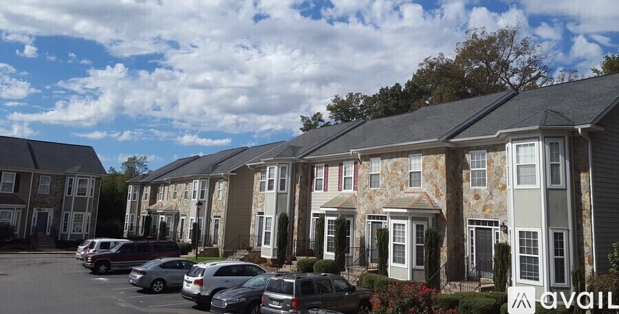 300 Southgate Ln in Mount Holly, NC - Building Photo