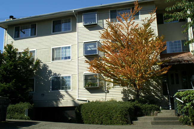 Marinan Manor Apartments in Seattle, WA - Building Photo - Building Photo