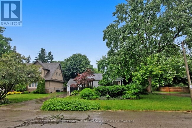 property at 925 Kingsway Dr