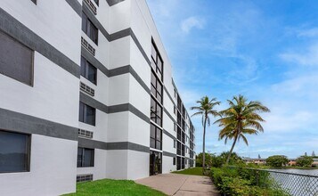 280 Sierra Dr, Unit Apt DL01 in Miami, FL - Building Photo - Building Photo