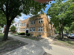3562 W Henderson St, Unit #1 in Chicago, IL - Building Photo - Building Photo