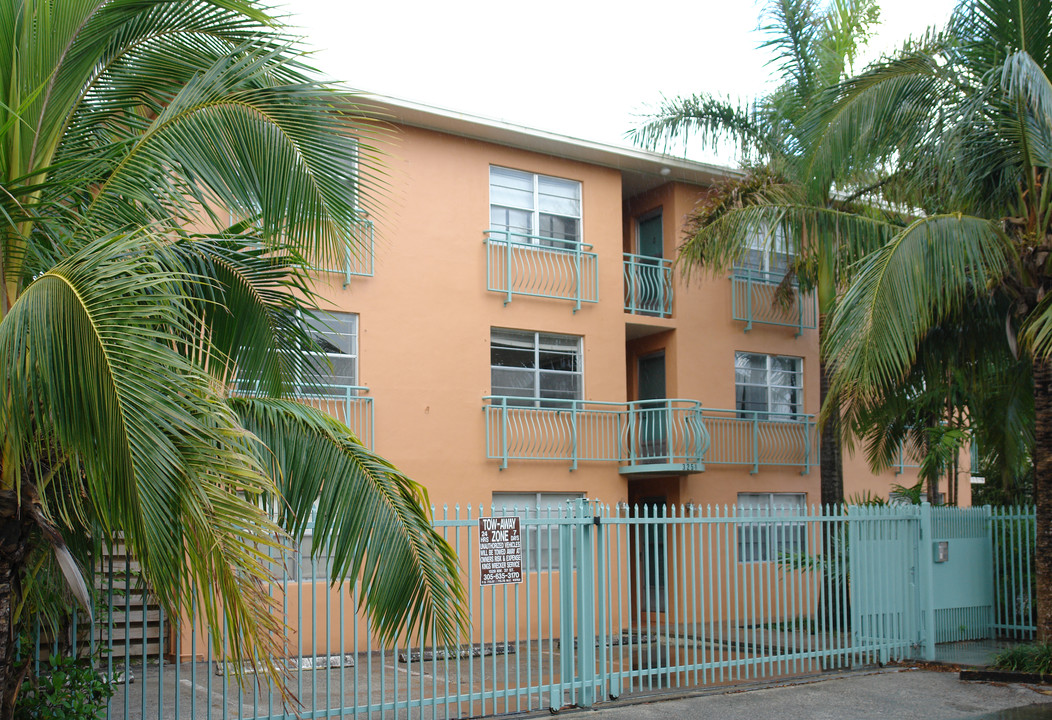 3250 W Trade Ave in Miami, FL - Building Photo