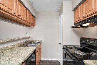 7700 W Airport Blvd in Houston, TX - Building Photo - Building Photo