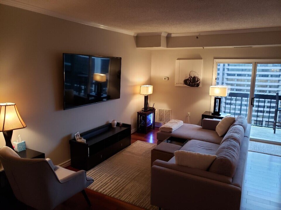 1211 S Eads St, Unit 1306 in Arlington, VA - Foto de edificio