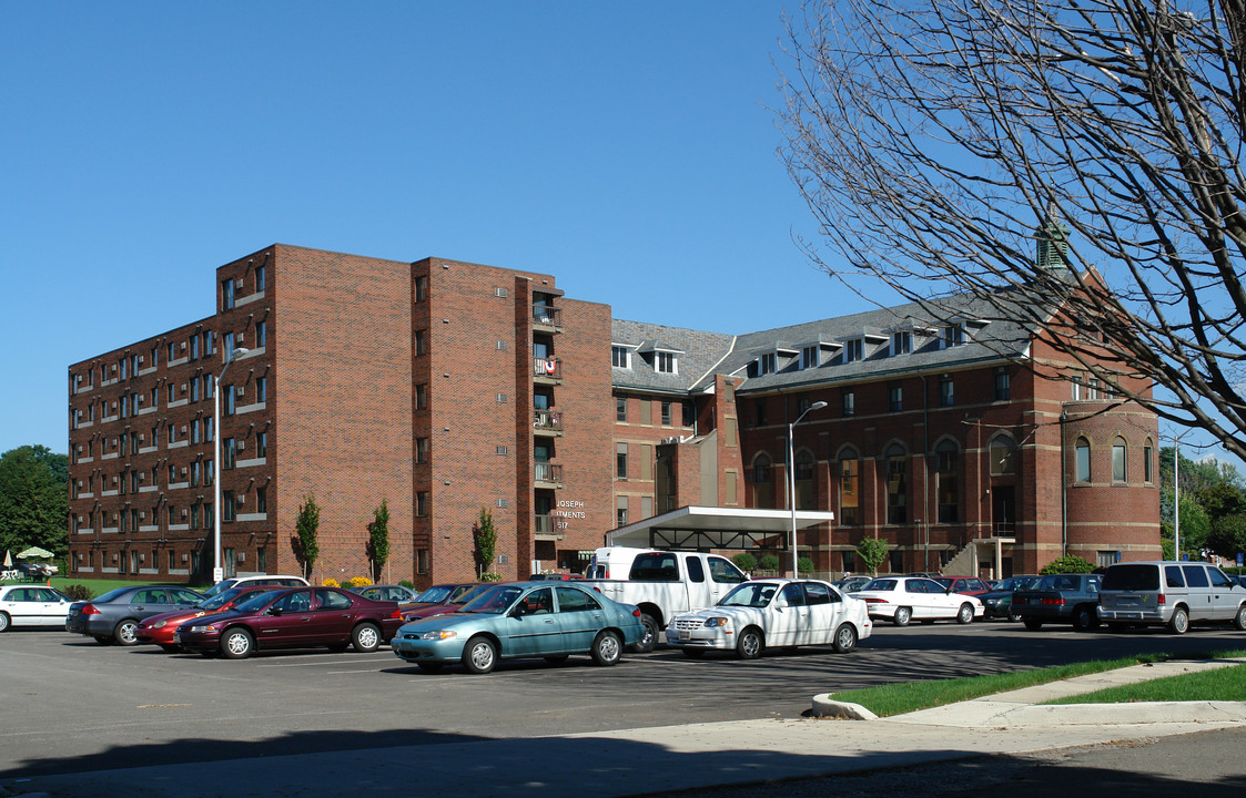 St Joseph Apartments in Erie, PA - Foto de edificio