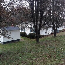 831 Clairmont Rd in Johnson City, TN - Foto de edificio - Building Photo