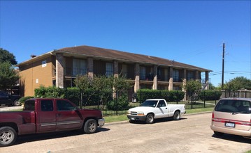 Prestwood Plaza Apartments in Houston, TX - Building Photo - Building Photo