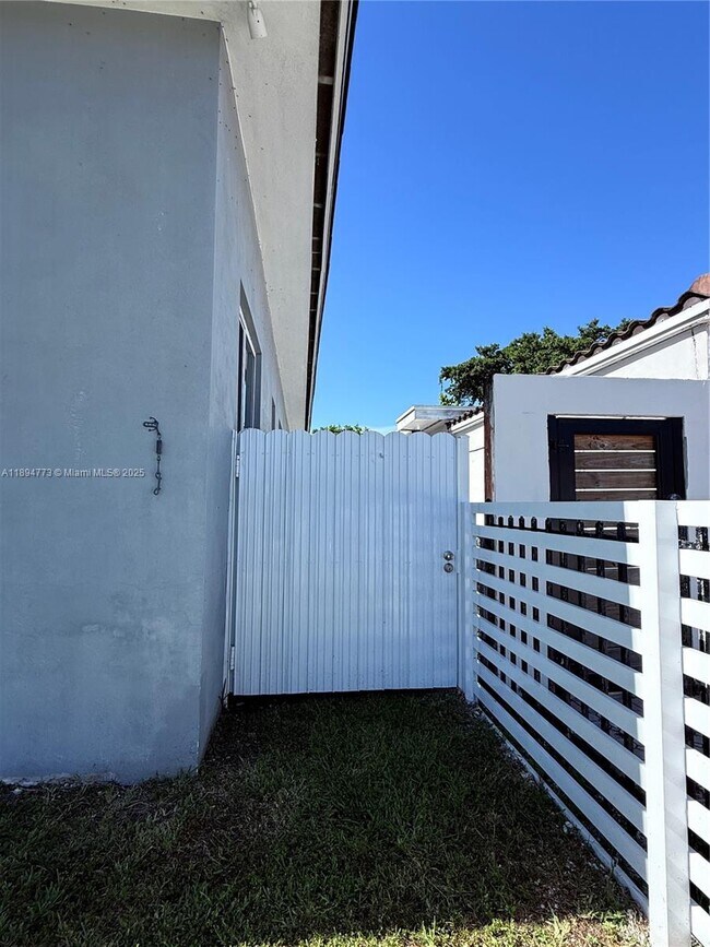 3341 NW 18th Terrace in Miami, FL - Building Photo - Building Photo