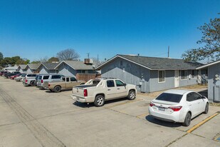 10963 Thompson Dr in Hanford, CA - Building Photo