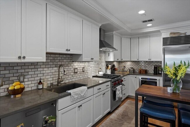 881 E 2nd St, Unit 1 in Boston, MA - Building Photo - Building Photo