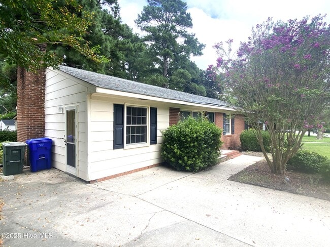 104 Nichols Dr in Greenville, NC - Building Photo - Building Photo