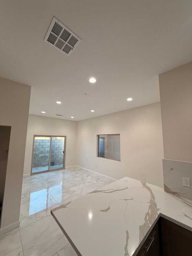 11796 Kensington Rd in Rossmoor, CA - Foto de edificio - Building Photo