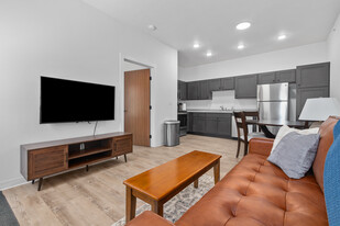 Fox Flats-Fully Furnished with Private Garage Apartments