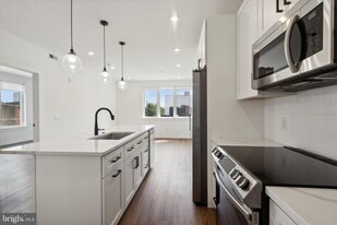2421 N Mascher St in Philadelphia, PA - Building Photo