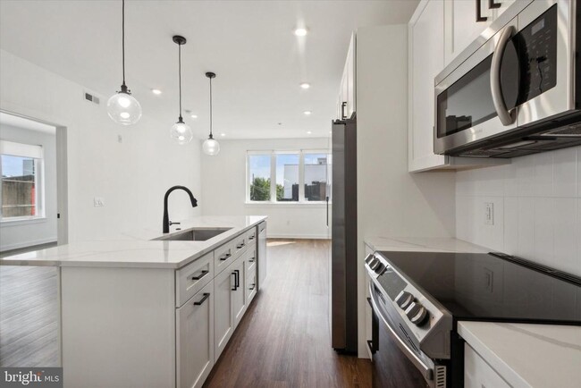property at 2421 N Mascher St