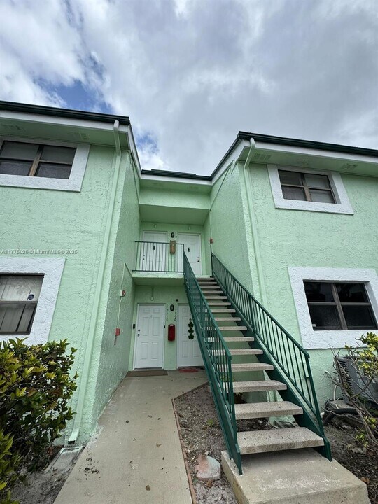 4096 N Pine Island Rd in Sunrise, FL - Building Photo