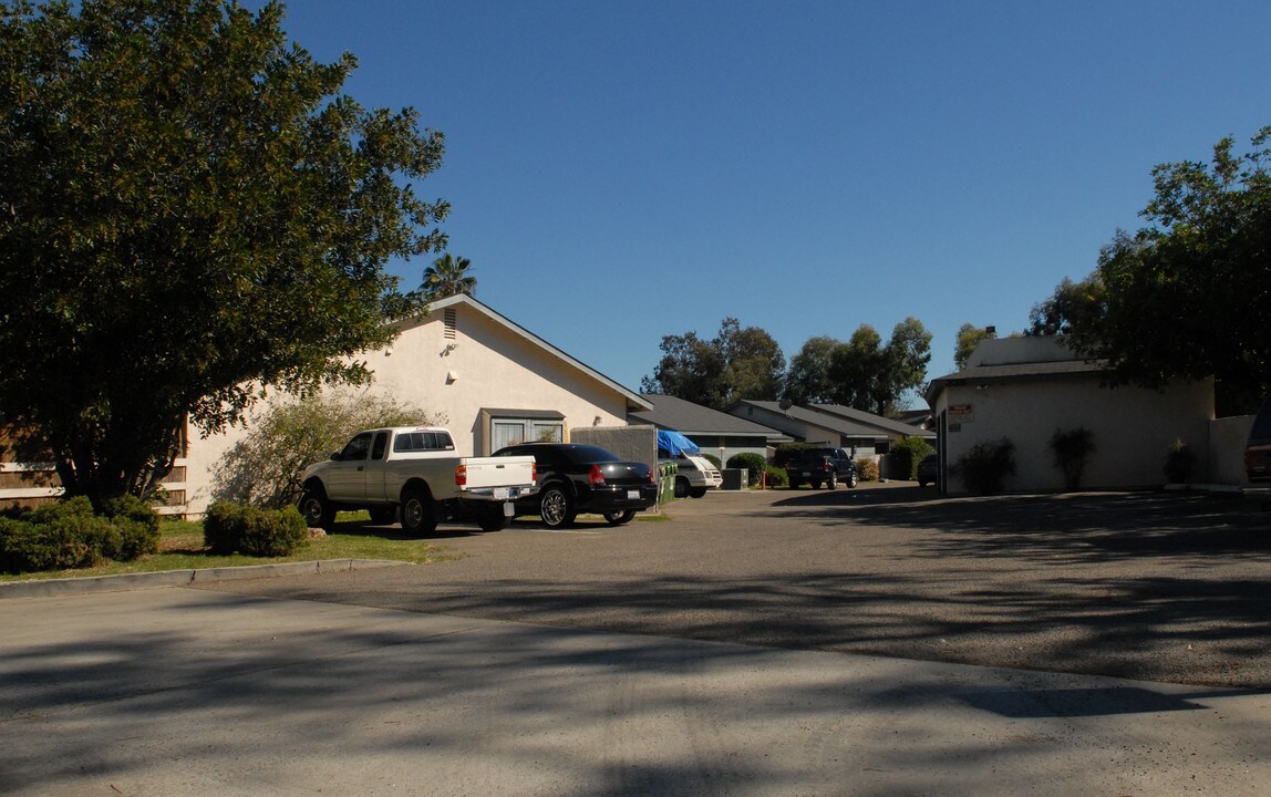 335 W Lincoln Ave in Escondido, CA - Building Photo