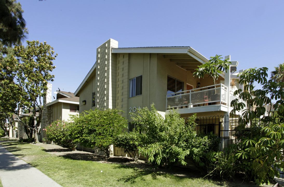 Clifton House Apartments in Anaheim, CA - Building Photo