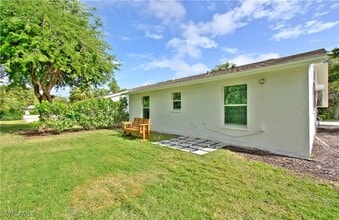 3080 Coco Ave in Naples, FL - Foto de edificio - Building Photo