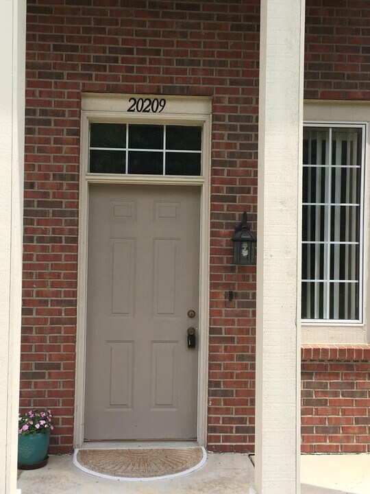 20209 Chesapeake Cir in Commerce Township, MI - Building Photo