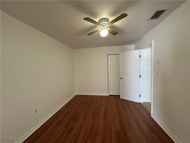 821 Courtington Ln in Ft. Myers, FL - Foto de edificio - Building Photo