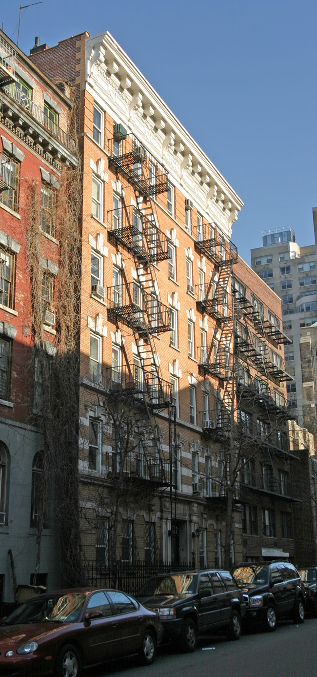 209 W 13th St in New York, NY - Building Photo - Building Photo