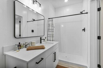 3131 Fleur Dr in Des Moines, IA - Building Photo - Building Photo