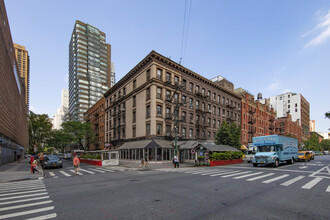 101 W 68th St in New York, NY - Foto de edificio - Primary Photo