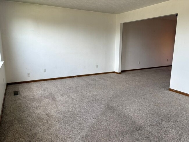 801e Huggins Rd in Williamstown, WV - Building Photo - Building Photo