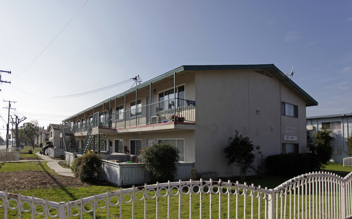 Saratoga Park Apartments in Montclair, CA - Building Photo