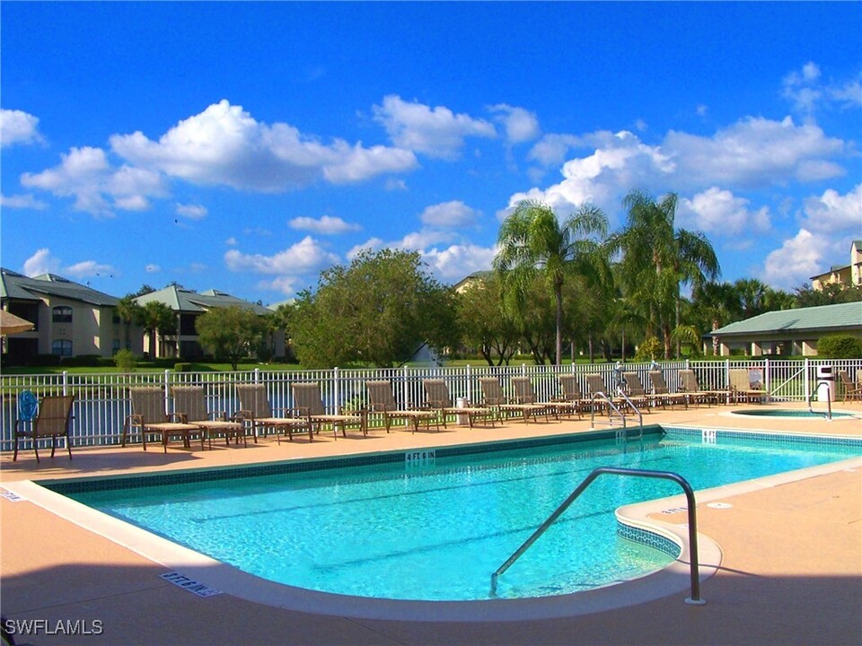 166 Vintage Cir in Naples, FL - Building Photo